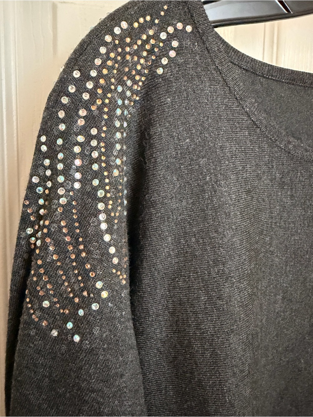 Cable & Gauge Woman Charcoal Gray Embellished Shoulder Sweater EUC 1X - Picture 4 of 14